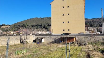 Parcela en la que se levantarán 15 viviendas en Boltaña (Huesca). / DGA