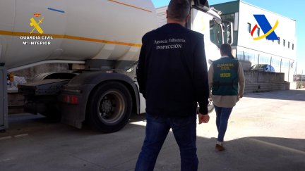 Varios agentes de la Guardia Civil haciendo una inspección en el transcurso de la operación que ha destapado la trama. / Guardia Civil