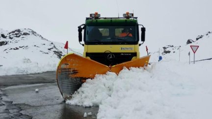 Una quitanieves actuando en una carretera del Pirineo (Huesca). / DGA