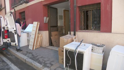 Enseres que han sacado de sus viviendas los vecinos del número 19 de la calle san Francisco de Teruel./ Aragón TV