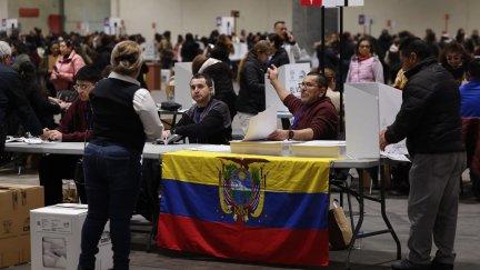 Mesas electorales instaladas en Ifema (Madrid) para las votaciones de este domingo. / EFE