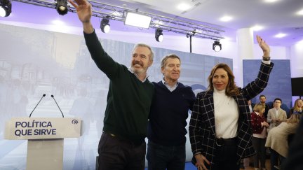Jorge Azcón (izda.), Alberto Núñez Feijóo y Natalia Chueca, este domingo en Zaragoza. / Aragón TV
