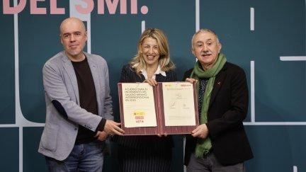 La vicepresidenta segunda del Gobierno y ministra de Trabajo, Yolanda Díaz, junto a los secretarios generales de CC.OO. y UGT, Unai Sordo y Pepe Álvarez, respectivamente, en el acto de la firma del acuerdo para la subida del SMI en 2025. / EFE