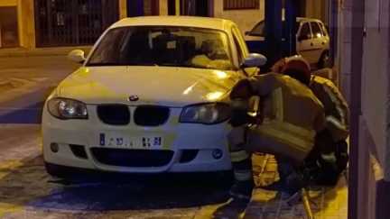 Los bomberos examinan el vehículo del alcalde de Andorra tras el incendio./ Aragón TV