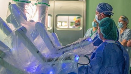 Cirugía en el Hospital Clínico de Zaragoza. / Europa Press