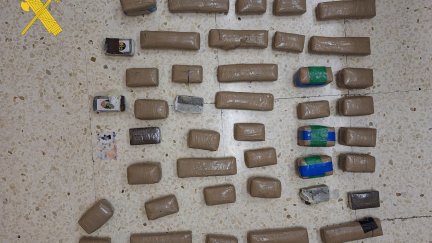 La Guardia Civil localizó 44 paquetes escondidos en el coche. / Guardia Civil