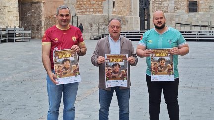 Los organizadores del torneo mostrando los carteles