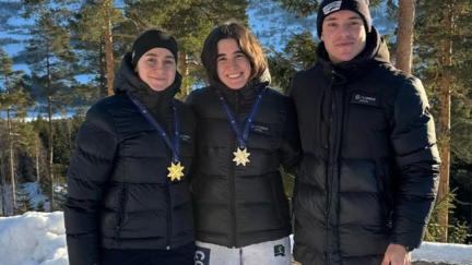 Clara Aznar, a la izquierda, con sus compañeros del equipo nacional de skeleton. Foto:Fedhielo.com
