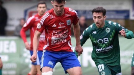 Un jugador de la SD Tarazona peleando un balón. Foto: X SD Tarazona