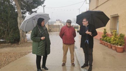 El consejero de Participación y Régimen Interior, Alfonso Mendoza, junto a la concejal delegada de Barrios Rurales, Paloma Espinosa, y el alcalde de Alfocea, Gonzalo Aragüés, durante su visita a la zona renovada de Alfocea. / Ayuntamiento Zaragoza