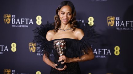 Zoe Saldaña, actriz en 'Emilia Pérez', con el Bafta a mejor actriz de reparto. / EFE