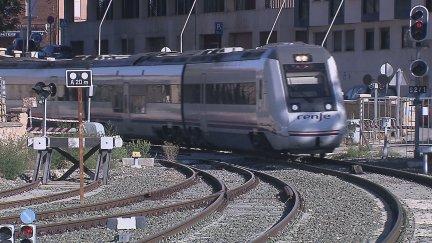La imagen de un tren en Teruel no se producirá durante los próximos nueve meses por obras en la línea. / Aragón Tv