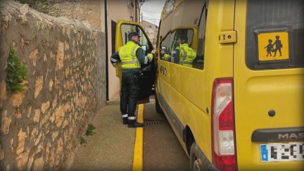 Los agentes inmovilizaron el vehículo tras denunciar al conductor. / Guardia Civil