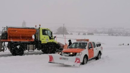 Voluntarios de Protección Civil realizando actuaciones de viabilidad invernal. / Europa Press