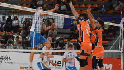 Un momento del último partido ante Arenal Emevé