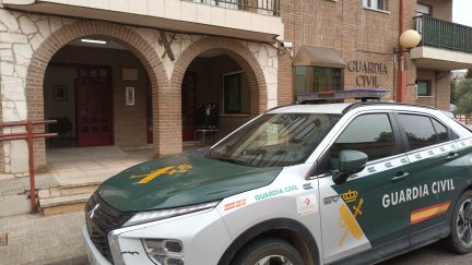 Un vehículo de la Guardia Civil estacionado frente a una comisaría. / Guardia Civil