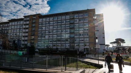 El papa permanece ingresado en el hospital Gemelli de Roma, donde ha pasado una noche tranquila. | EFE