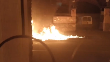 Uno de los contenedores ardiendo./ Aragón TV