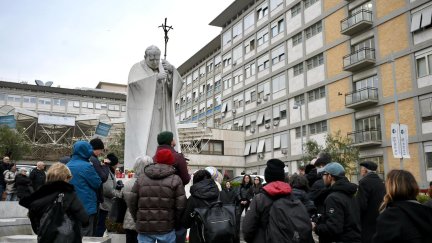 Un grupo de personas rezan a las puertas del hospital donde está ingresado el papa Francisco. / EFE. EPA. Alessandro Di Meo