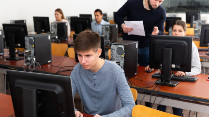 Estudiantes en un aula de informática. / Canva