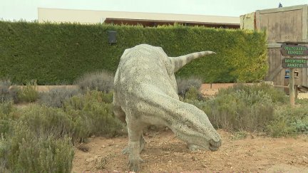 La nueva escultura de Dinópolis, el Oblitosaurus bunnueli. / Aragón TV