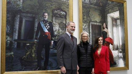 Los reyes Felipe y Letizia posan este miércoles junto a la fotógrafa estadounidense Annie Leibovitz, autora de sus retratos, en el Banco de España, en Madrid. / EFE