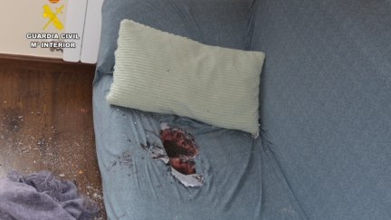 A causa del incendio que se originó en una vivienda se tuvo que desalojar todo el edificio. / Guardia Civil