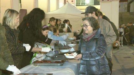 Tradicional reparto de longaniza en Huesca. / Aragón TV