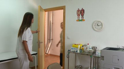 Imagen de archivo de una enfermera que presta atención en una consulta de medicina familiar. | Aragón T