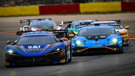 Imagen de la batalla en la GT Winter Series con el Orange Racing by JMH liderando en MotorLand Aragón.