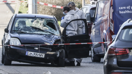 Los investigadores de la policía revisan un automóvil dañado en Mannheim, Alemania. EFE/Ronald Wittek