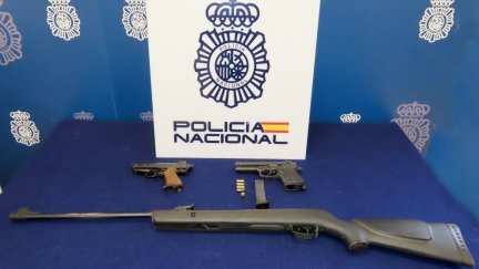 Armas intervenidas en el registro del domicilio del presunto agresor. / Policía Nacional