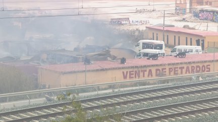 Imagen de la fábrica tras la explosión, que ha obligado a cortar el tráfico ferroviario. / Forta