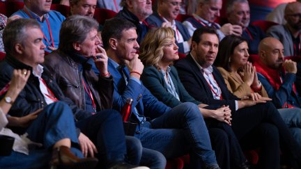 Alegría con Sánchez, en el centro de la imagen, en el Congreso del PSOE en Castilla y León./ Europa Press