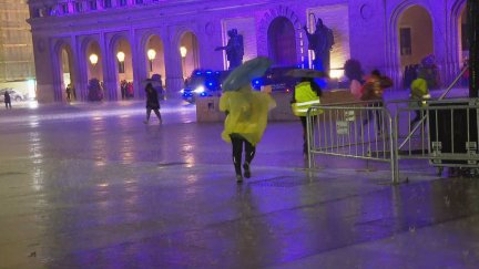 La lluvia sorprendió a los zaragozanos en la tarde noche del sábado. / Aragón TV