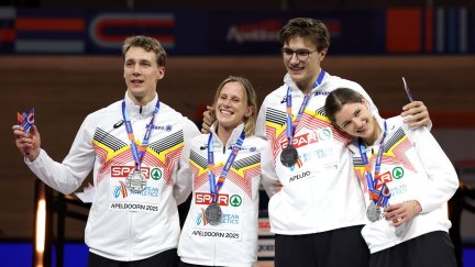 Christian Iguacel posa con su medalla de plata.
