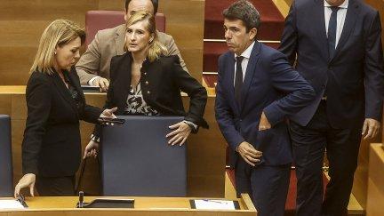 Salomé Pradas (en el centro de la imagen) en las Cortes valencianas./ Europa Press