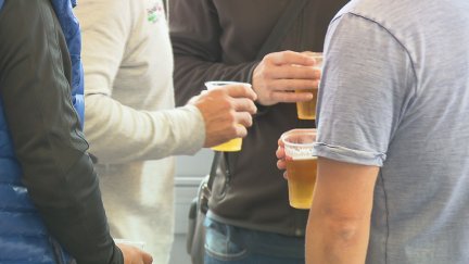 El alcohol estará prohibido en centros deportivos o de ocio donde jueguen menores. / Aragón TV