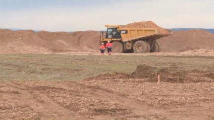 Varias máquinas trabajan ya en el nuevo hangar en el Aeropuerto de Teruel. / Aragón TV
