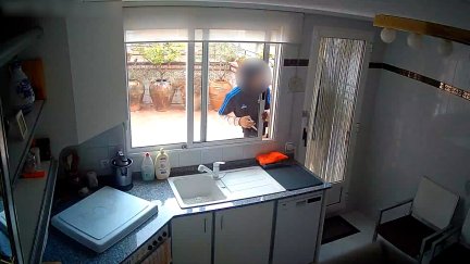 Los autores forzaron la ventana con unas tijeras como recogieron las cámaras de seguridad. / Guardia Civil