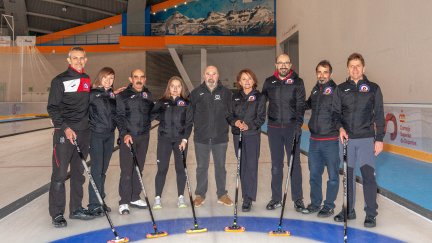 En la imagen, los dos equipos que presentará el Curling Club Hielo Jaca.