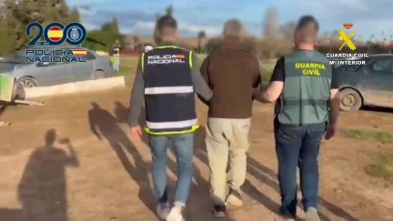 El detenido es un vecino de Utebo de 49 años que robaba quitamiedos de carreteras cercanas. / Policía Nacional