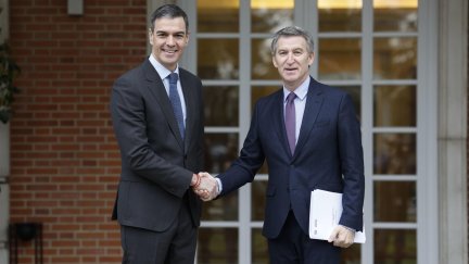 Sánchez recibe a Feijóo en Moncloa en su primer encuentro a solas desde diciembre de 2023. / EFE
