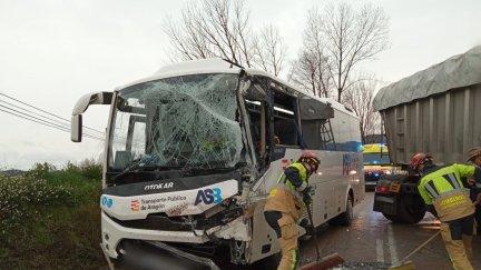 Accidente entre un camión y un autobús en Más de las Matas. / DPT