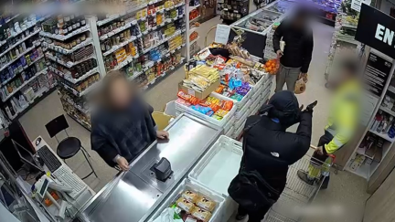 Imagen del atraco del pasado mes de diciembre en una tienda de alimentación de Fonz (Huesca). / Aragón TV