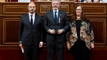 El presidente del Gobierno de Aragón, Jorge Azcón, recibe en el Palacio del Senado la Cruz de la Dignidad, concedida por la Asociación de Víctimas del Terrorismo. / Gobierno de Aragón