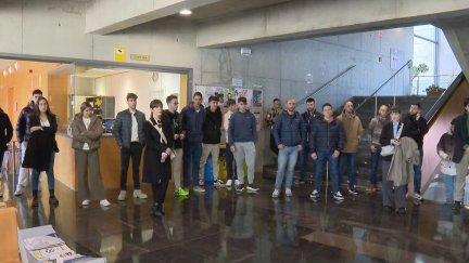 Los aspirantes a la entrada del primero de los exámenes para la oposición a Policía Local de Huesca. / Aragón TV
