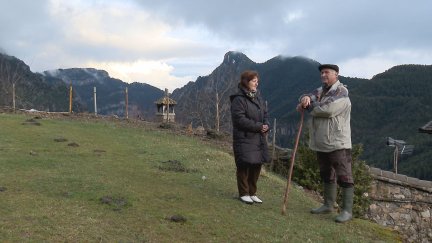 Dos de los vecinos de Sercué, en la Comarca de Sobrarbe. / Aragón TV