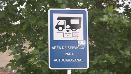 Cartel que señaliza que se trata de un área para autocaravanas. / Foto: Aragón Tv