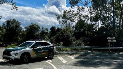 Vehículo de la Guardia Civil en las inmediaciones del lugar. / EFE